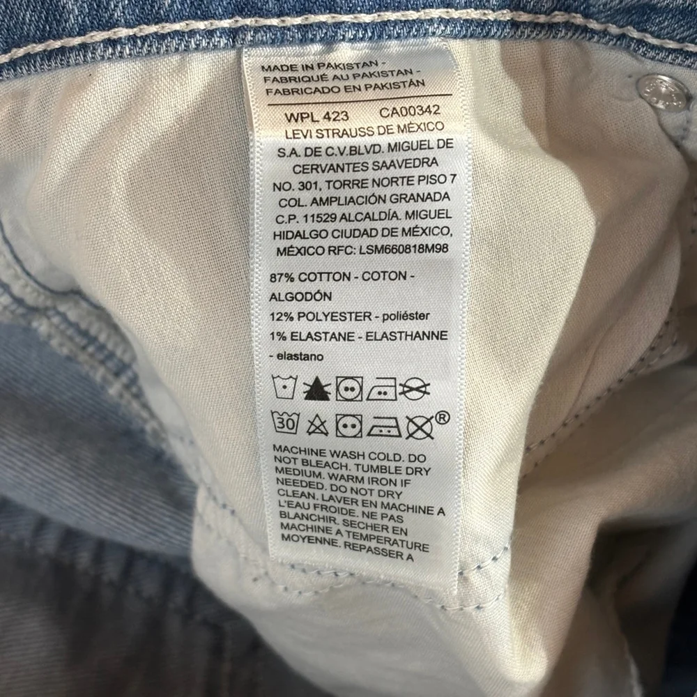 Levi’s Vintage Relaxed Bootcut Blue Jeans Women’s Size 16 Zipper Fly Wide Leg